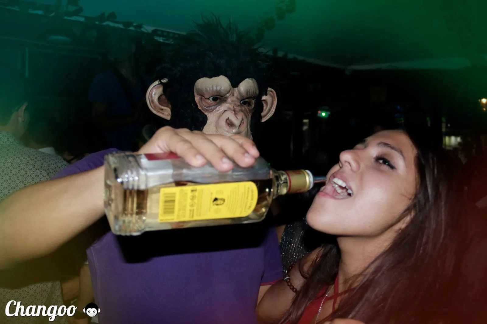 El chango sirviendo tequilazo