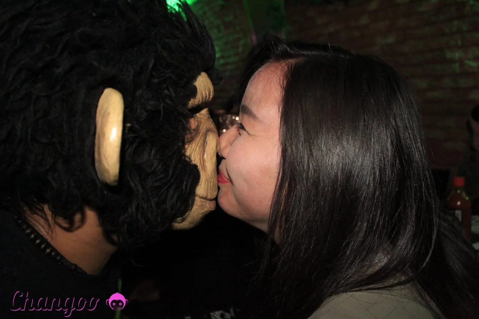 Besos a la máscara del chango